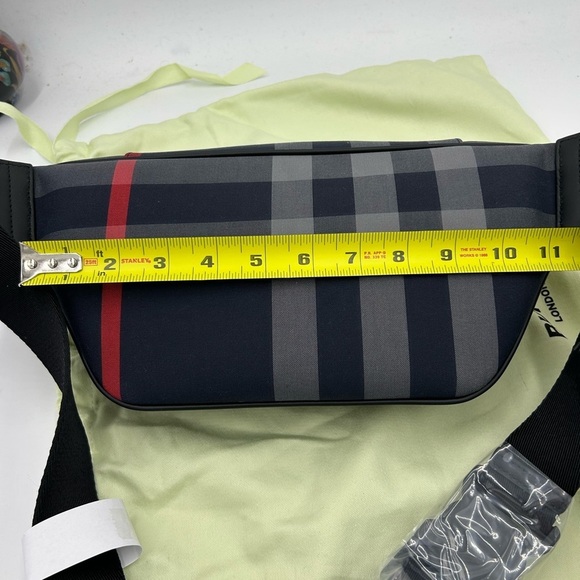 Women's Burberry Sonny  check Belt bag adjustable in navy blue made in Italy - Picture 9 of 9